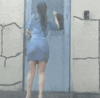 1：小姐姐这是怎么了？为什么会被拒之门外。
2：真是潇洒，也确实羡慕，毕竟自己学