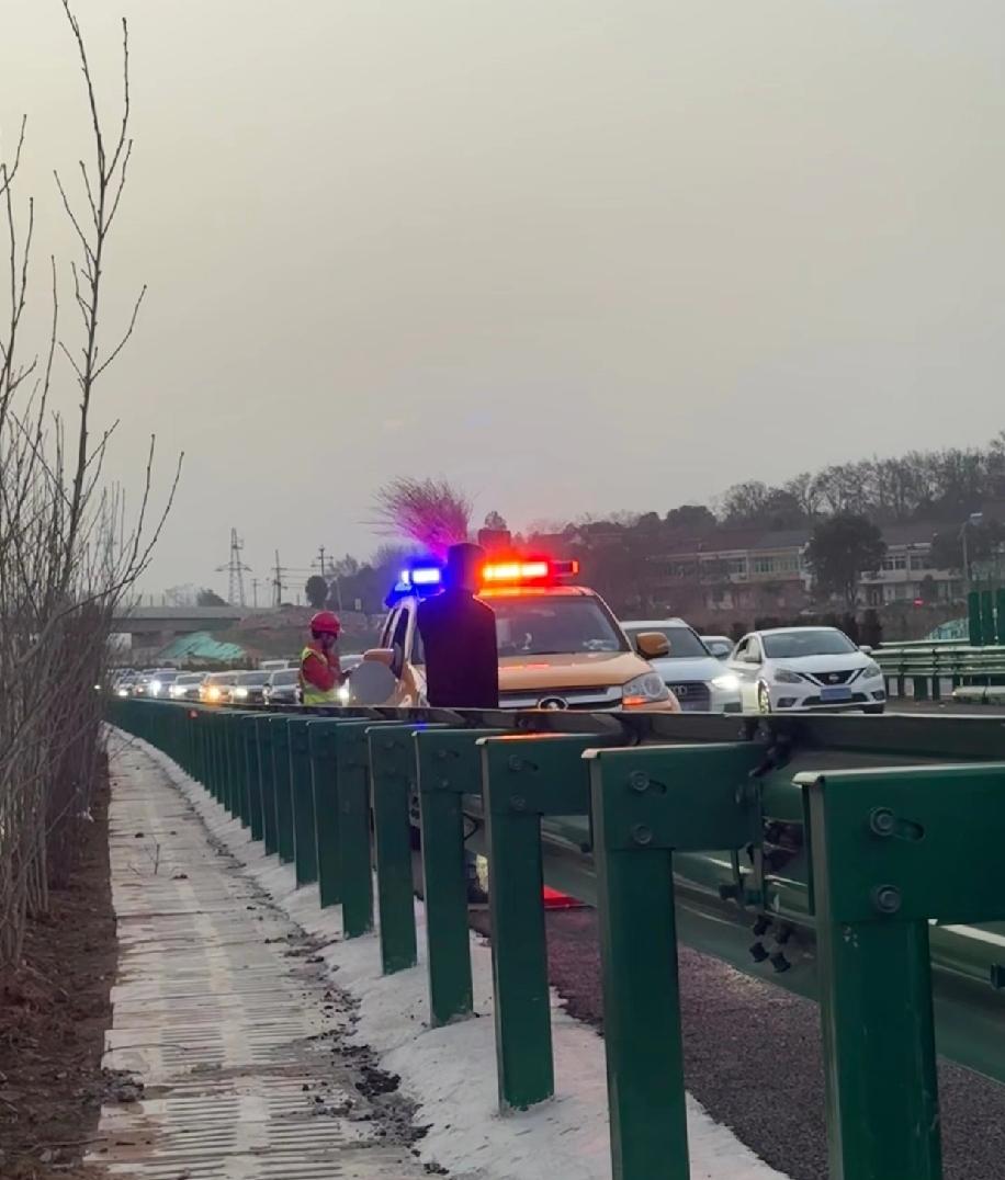 坐同乡车一起回杭州，结果在枞阳县高速上车子引擎突然坏了，俩人都是头回碰到这事儿，