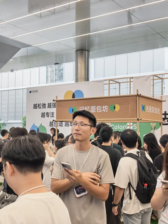 来到OPPO开发者大会现场了，人是真的多，这几年里面好玩的是真的不少，真不戳！