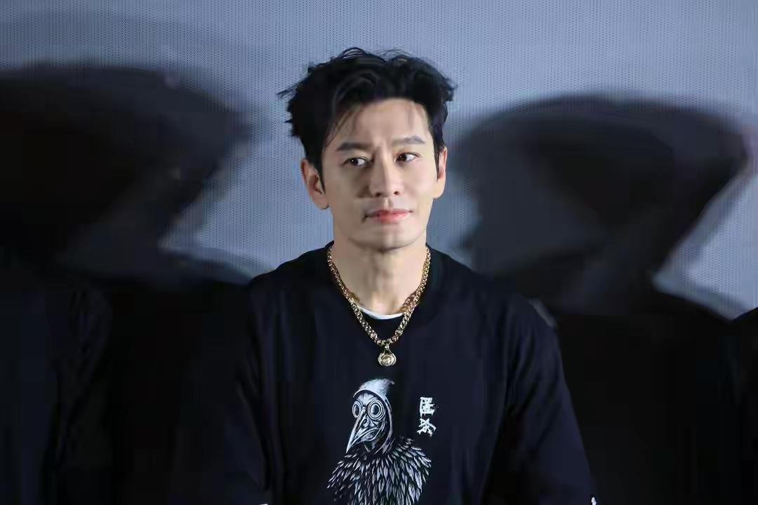 黄晓明产科医院乌龙事件
 
5月12日，网上一则视频引发轩然大波。视频中，一名戴