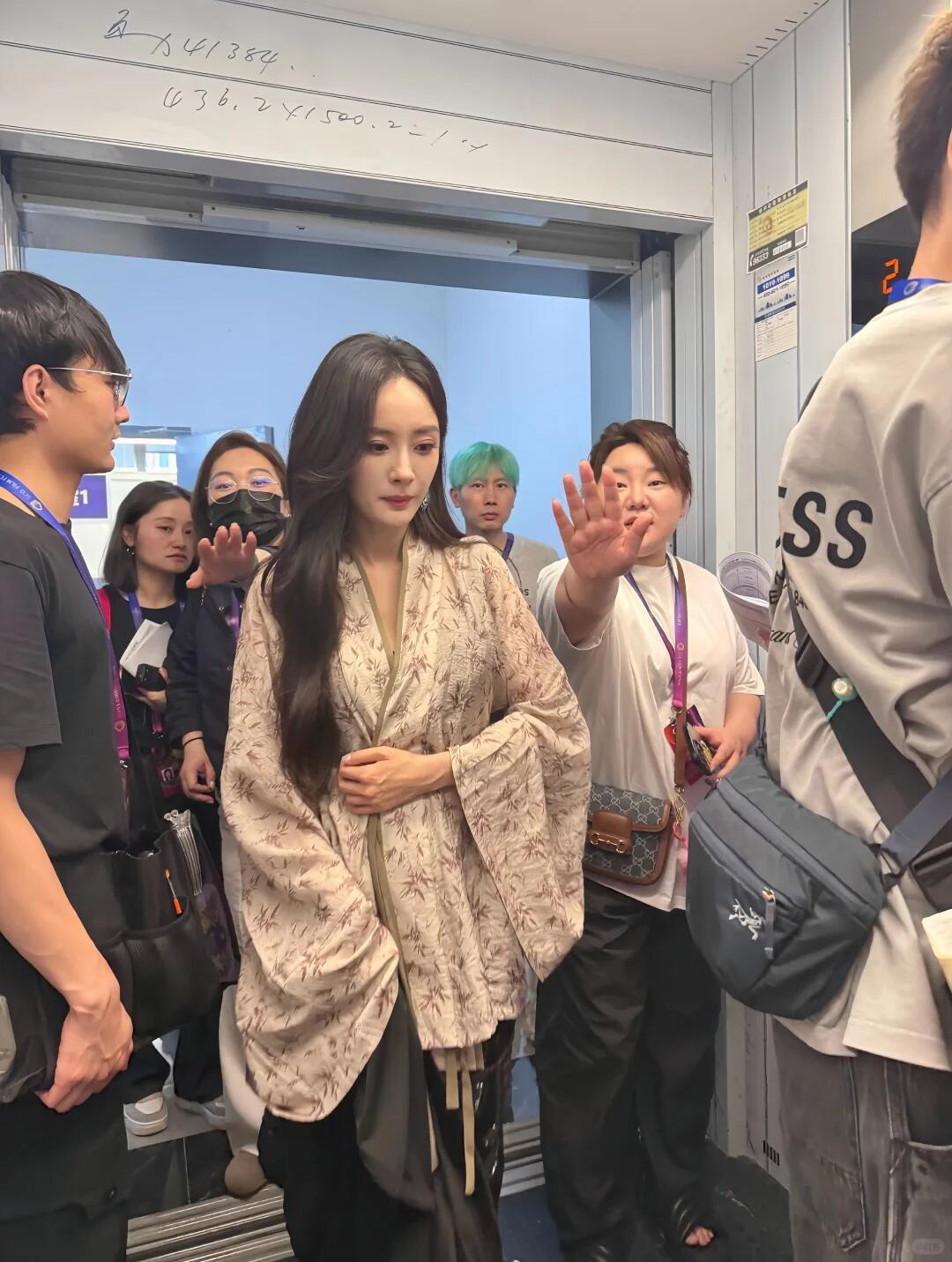 杨幂线下生图·本人比照片还要美，妆容加上精致的五官还有这么多的发量，真的是超级好