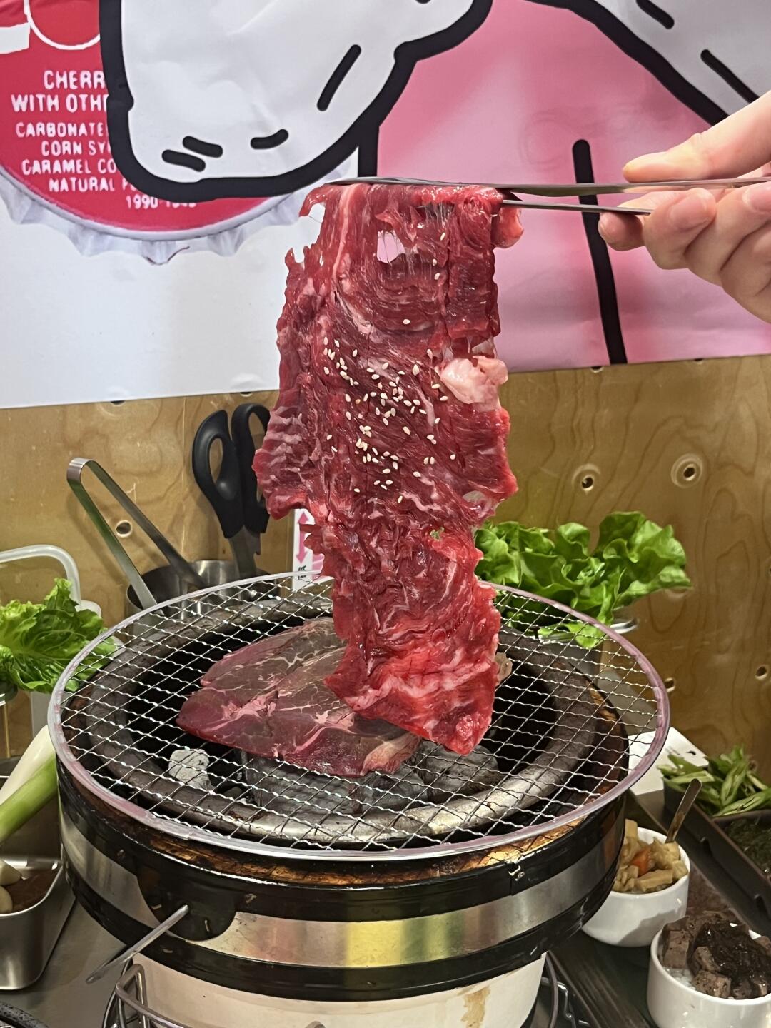 人均 100 多的粉色和牛烧肉🐮全是粉色！
