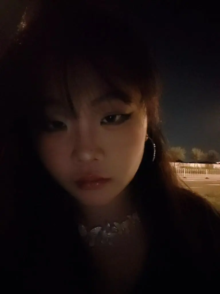 在你的眼神中我看到了情丝万缕