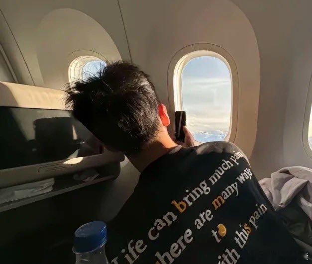 李昀锐女友视角好苏 沉醉于李昀锐的温柔氛围感，女友视角画面治愈又养眼，随性自在尽