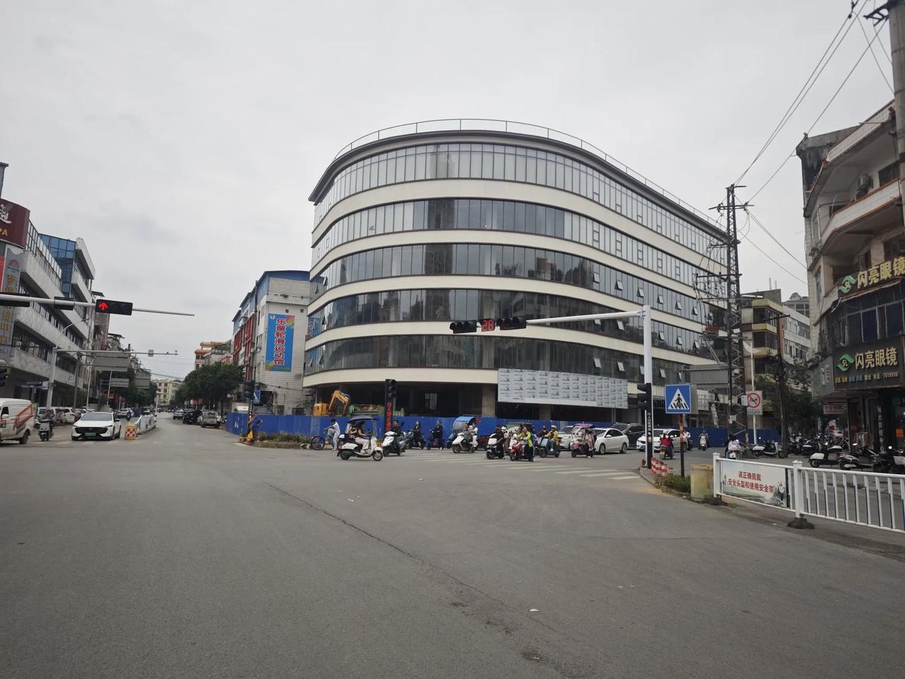 风柜口又准备建设一个新商场，目前外观基本装修完成，感觉今年年底就能开业，外观看着