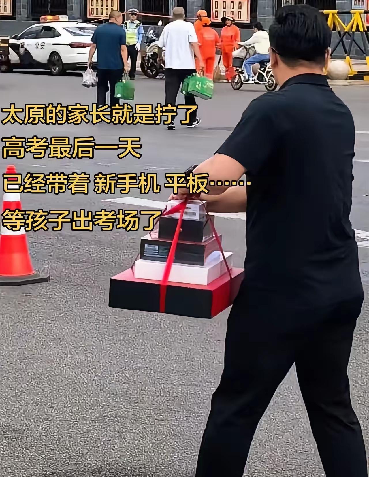 高考结束，父亲崩溃吐槽：“你咋不把你爸我也换了！”一句话看哭无数家长！

高考刚