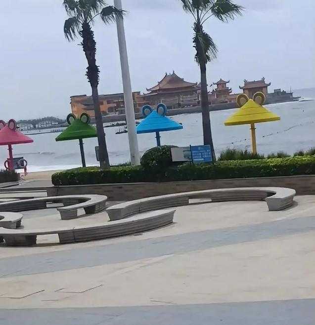 福建一海域5人溺亡，当时天气台风暴雨预警，景区已经暂停营业。
2026年7月25