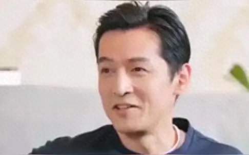 胡歌上海街头骑行遛娃，褪去星光享受烟花日常
