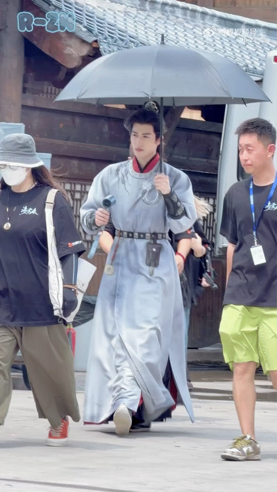 尹浩宇海棠春首套造型尹浩宇海棠春造型细细观赏海棠春首套造型各处细节，衣身暗藏低调