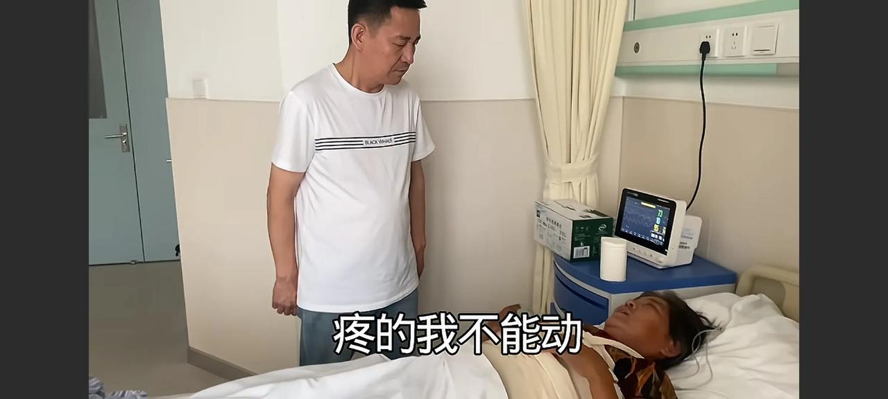 霞姐婆婆捡回一条命
后面来的汽车把接小孙子的霞姐婆婆顶出去很远，都给霞姐婆婆摔得