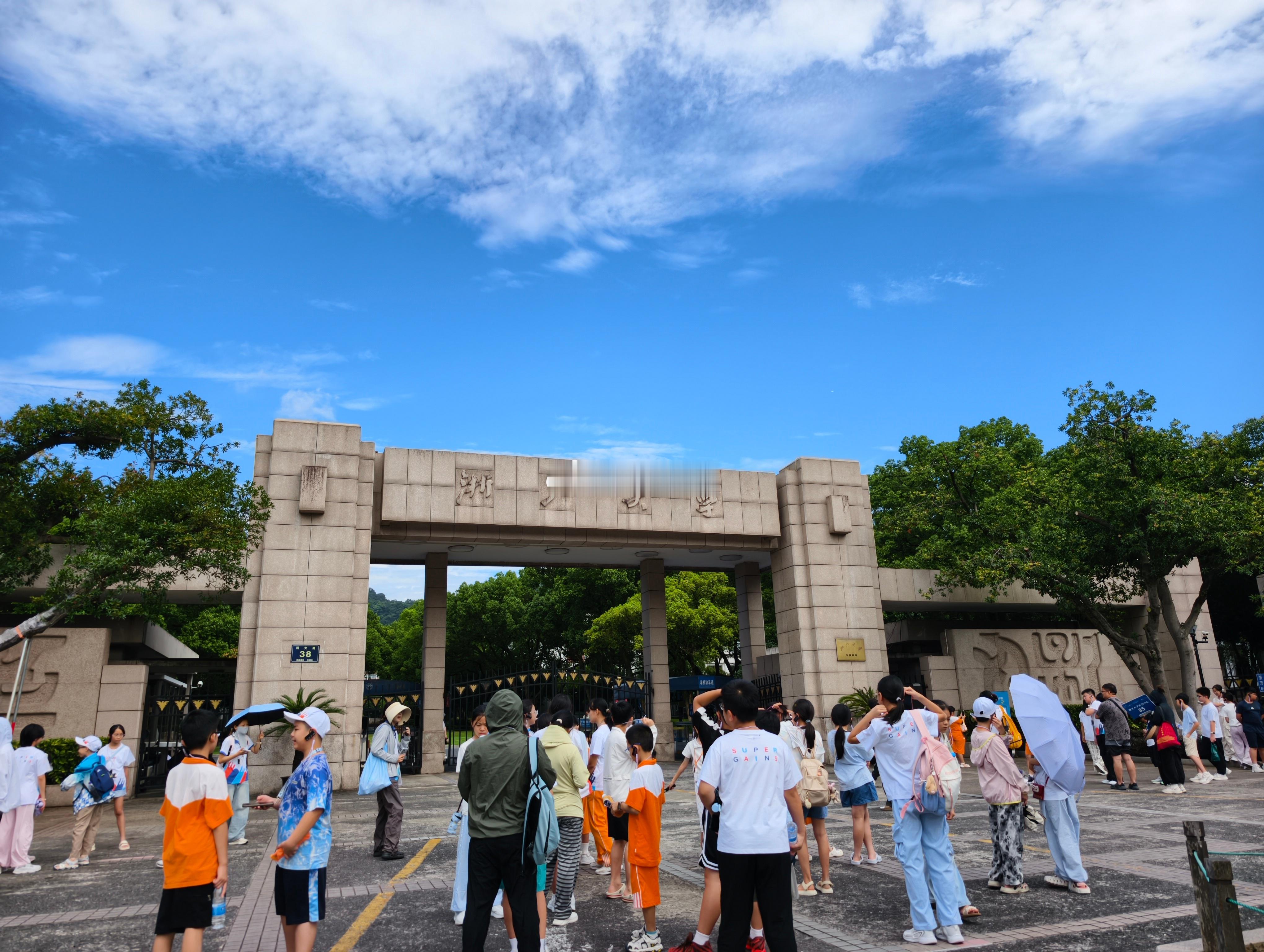 今天天气好，带孩子出来玩一下。 