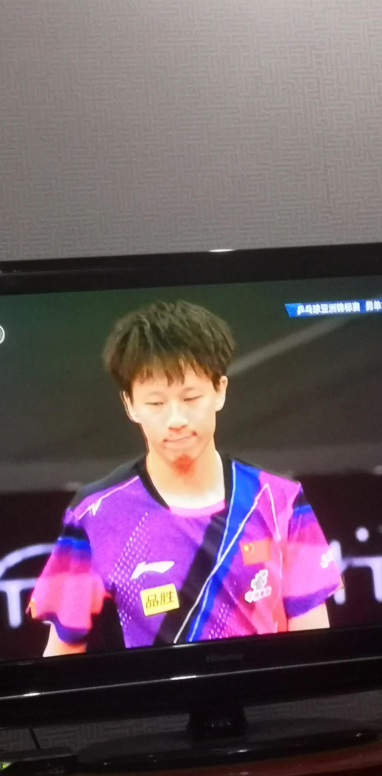 林高远再次疲软，2：3不敌马龙，无缘亚洲锦标赛男子单打四强。
前两局打成2：2平