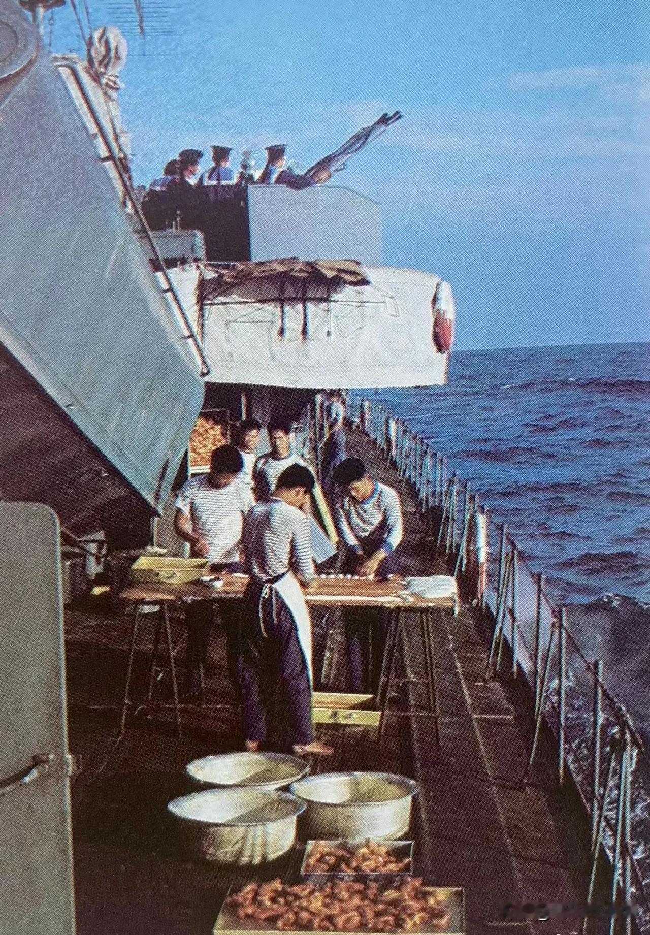 1979年，南沙。我海巡中的海军战士，在甲班上准备“年饭”。🌹