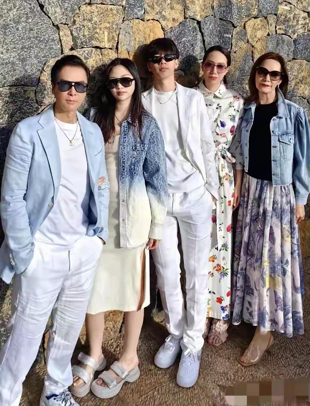 甄子丹和家人身高差多了，看来母亲身高决定了孩子身高是对的呦！
