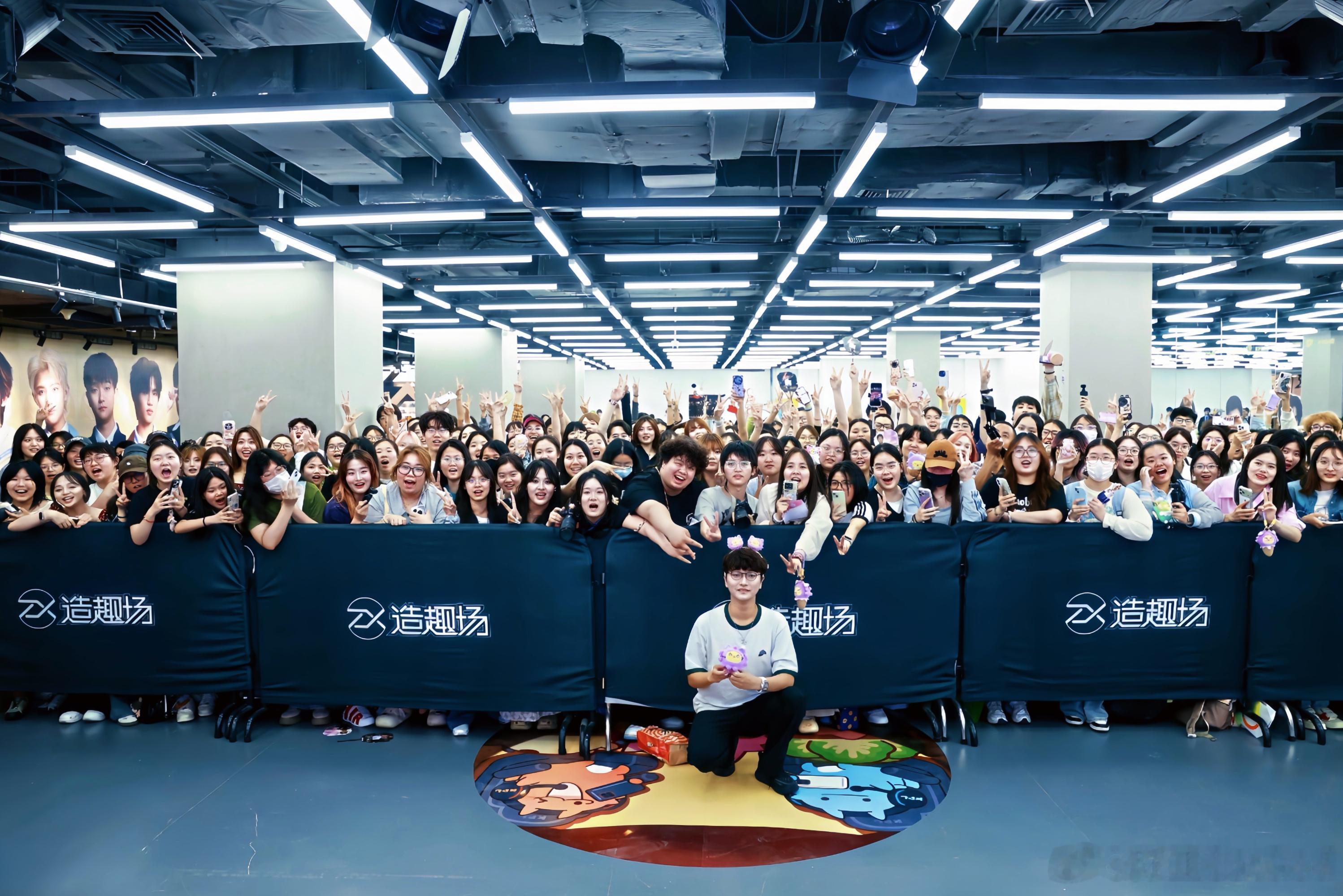 陈正catgodCat空降KPL十周年快闪很开心在线下见到大家