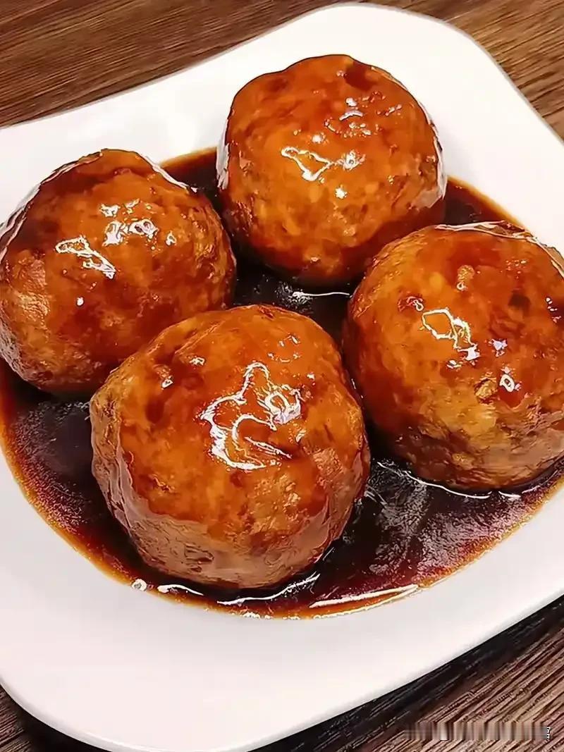 四喜丸子
这道菜象征着福禄寿喜。