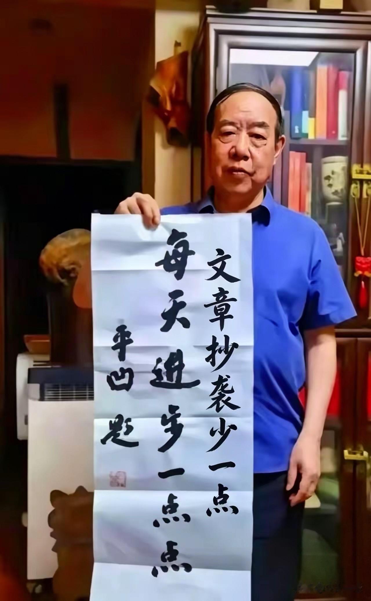 这是一幅漫画，还是AI自动生成？
真实的生活，从来都是自带喜感的。
[大笑]