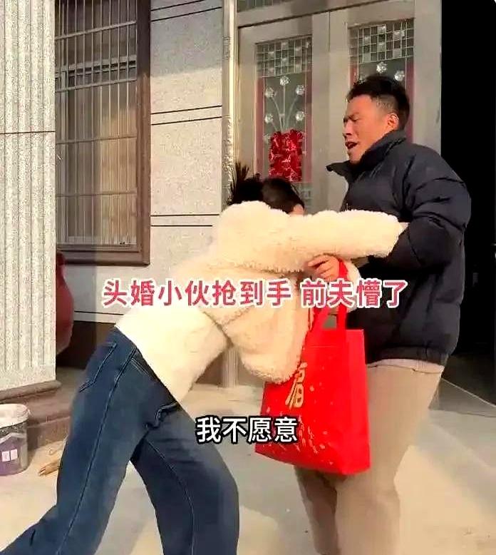 二婚相亲直接被头婚小伙砸下8万8彩礼外加“6金1钻”，结果前夫哥半路杀出掀桌子，