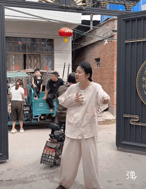 后面的小孩儿哥嗨起来了，完全停不下来了啊![捂脸]