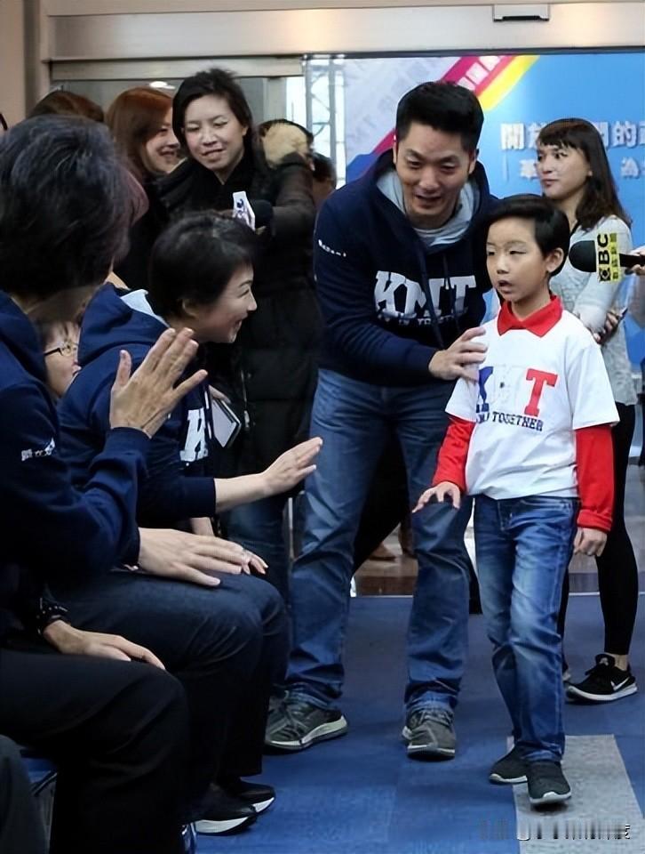 蒋万安不仅带他的大儿子参加活动，还会陪他大儿子搞怪。优秀的男人优秀的父亲，这样的