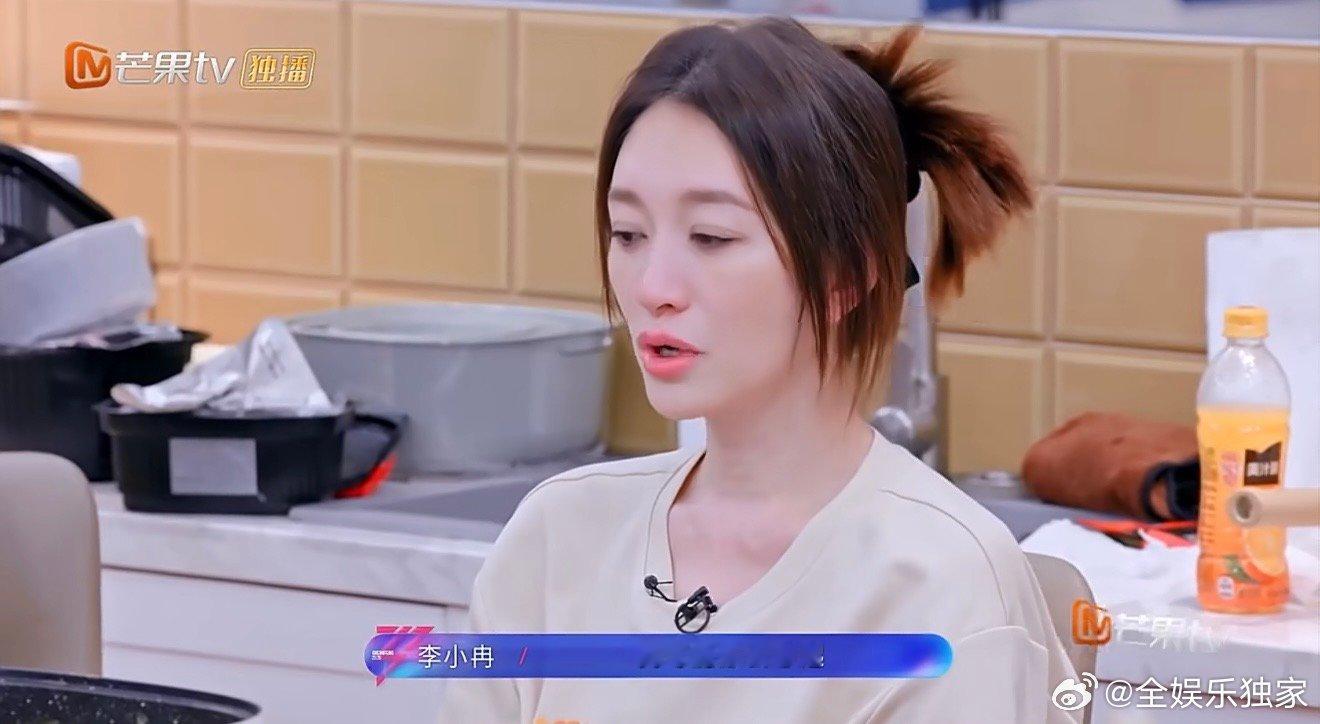 李小冉想到浪姐收官哭了乘风旅程万般温柔皆有感，李小冉简简单单一滴眼泪，藏满不舍与
