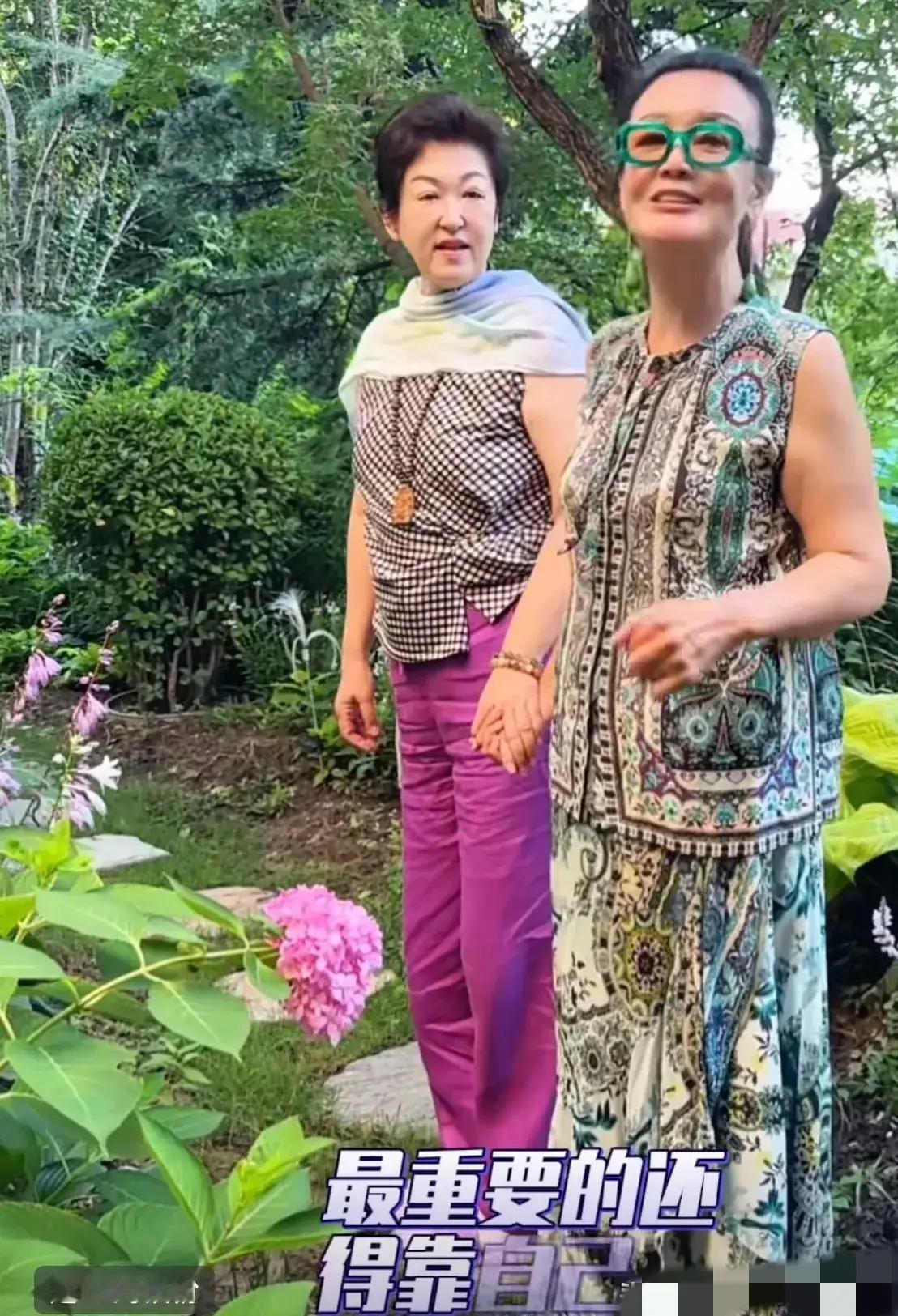兰姐更新视频了，终于瞧见兰姐了，她瘦了不少，瘦得都脱了形。让人心疼，兰姐比我大几