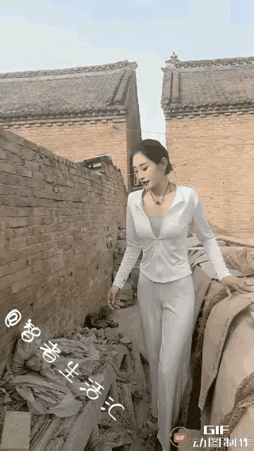 够丝滑吧？
白杏出墙依旧美丽动人，看看人家那一扶一撑，提臀收腹，抬腿转胯，飘然而