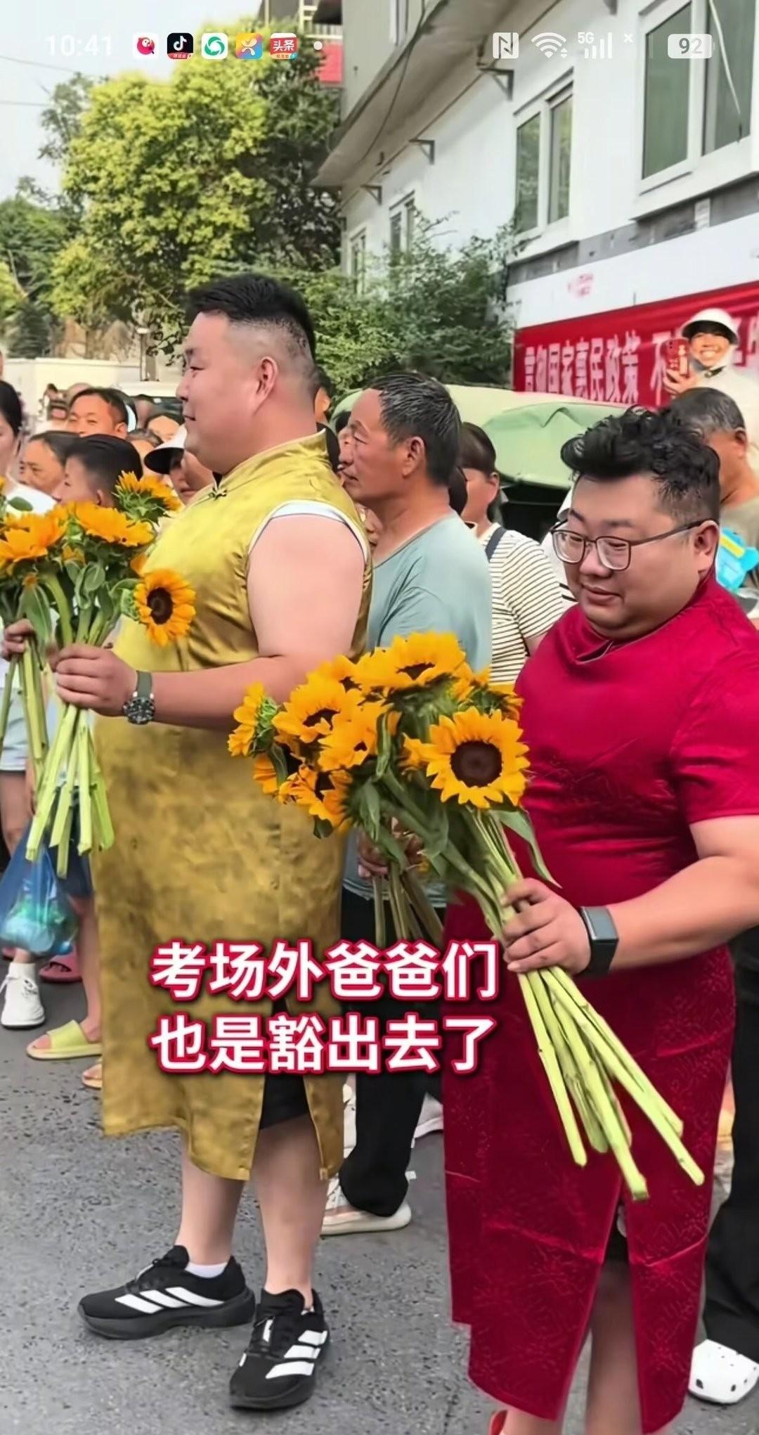 为了孩子高考出好成绩，做父母的也是拼了。
妈妈们换上旗袍，喻意旗开得胜，爸爸们也