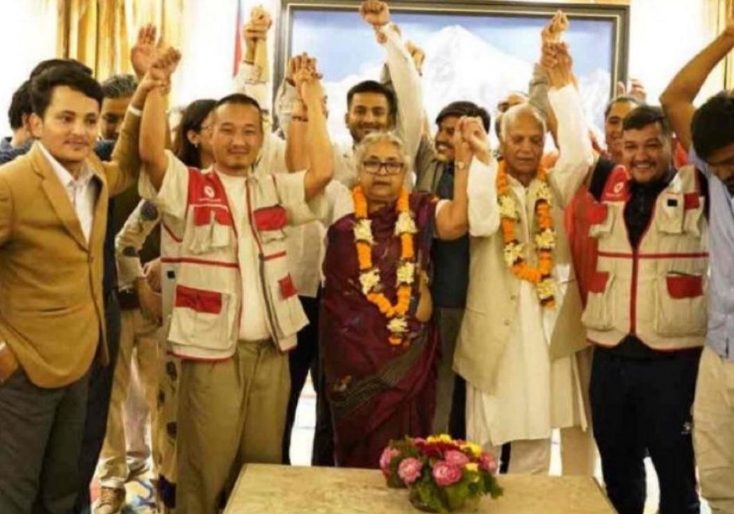 尼泊过渡政府总理宣誓就职

她叫苏希拉·卡尔基 （Sushila Karki） 