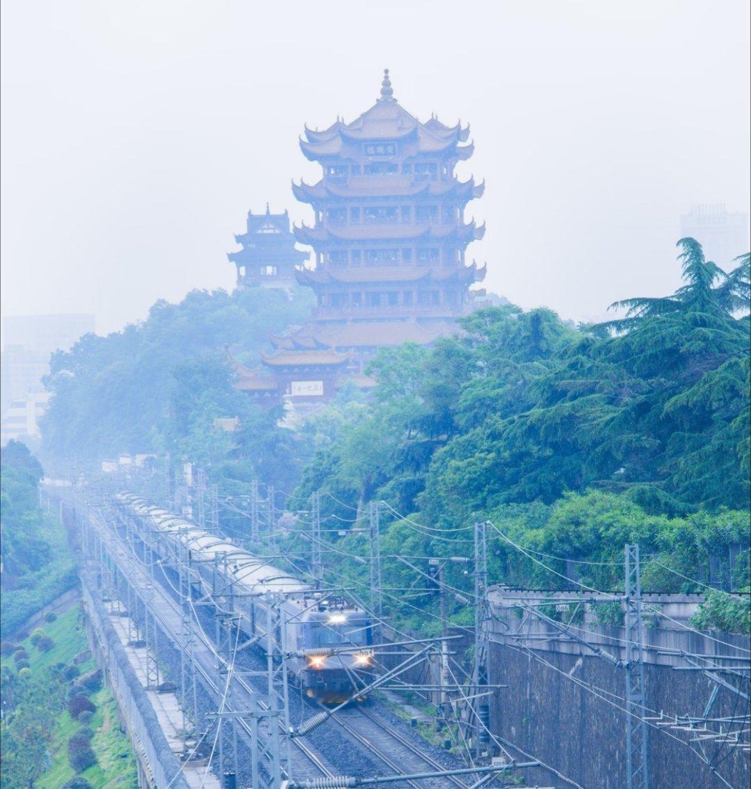 假期逛名胜，最怕的就是除了挤和拍照啥也没留下。黄鹤楼这波操作挺妙，没让你仰着脖子