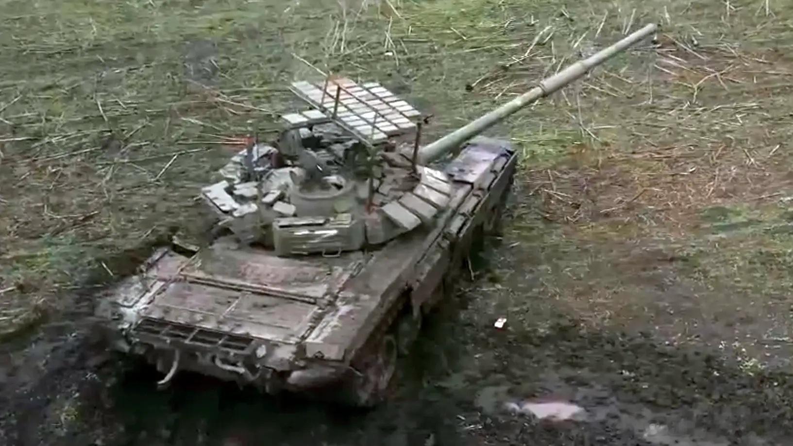 攻顶弹和无人机的威胁太大，T-72B3的“遮阳棚”上加装了“接触”1爆炸反应装甲