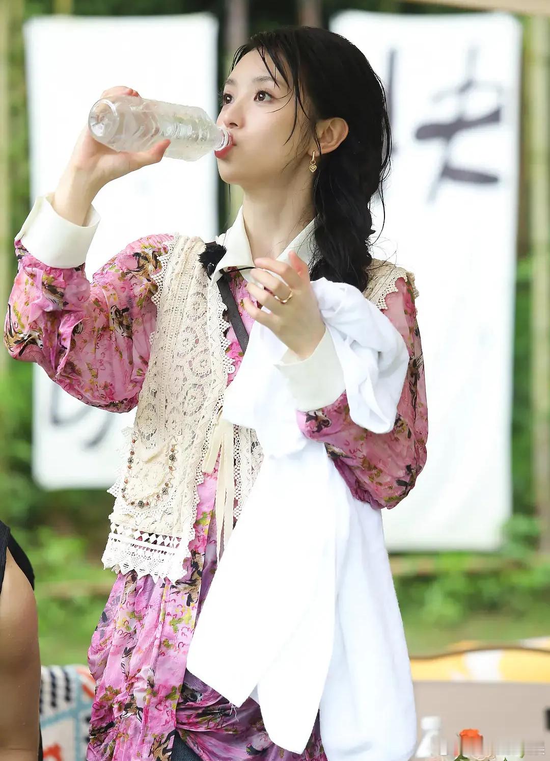 原生感自然美女和科技堆积起来的区别一下就出来了 ​​​