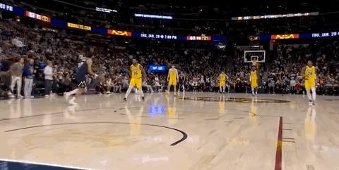 半场结束穆雷的三分，是踩着湖人的三分线投进的，这家伙真是一打湖人就拦不住……湖人