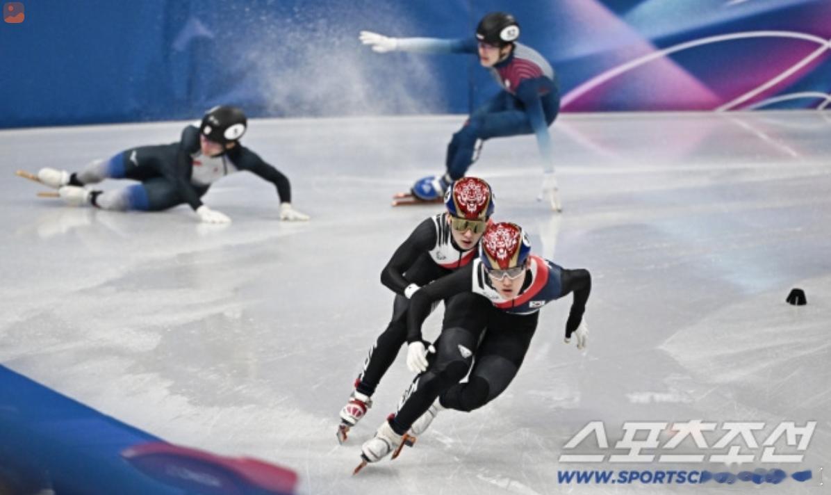中国短道队混接进决赛韩国队无缘短道速滑决赛韩媒：被“美国碰撞炸弹”波及！韩国短道