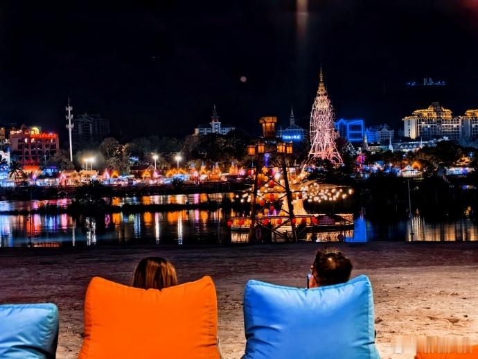 赵小童拍的版纳的夜景赵小童镜头下的西双版纳夜景灯火摇曳映清波，这样的夜景实在太惊