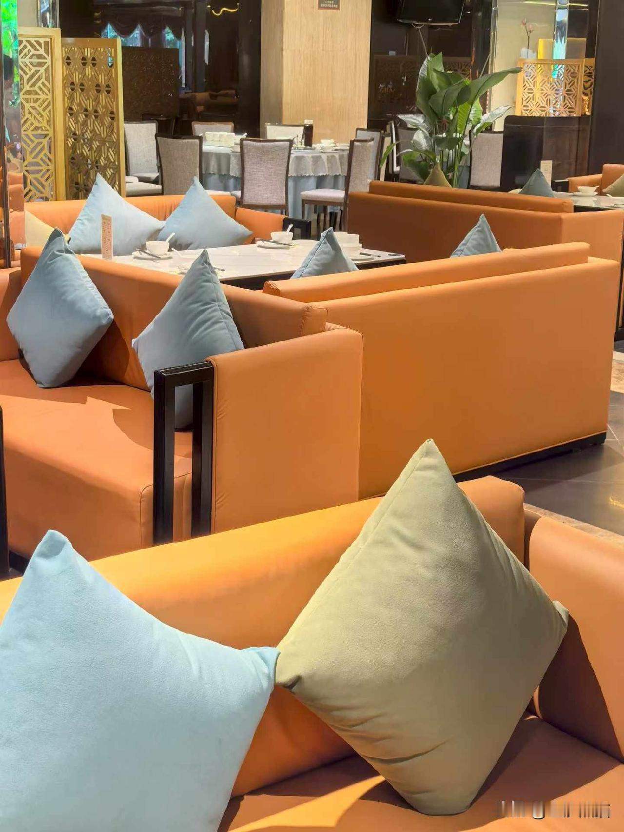 蜀府宴语．玉盘店，就餐环境非常好，菜品口味佳，整体氛围舒适宜人，值得分享。那个超