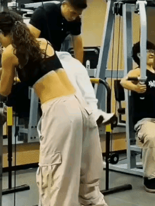 健身时一定是注意安全，要使用正确的器材使用方法，否则……就会像这样被吊起来……