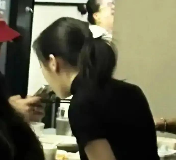 100万一幅画，17岁李嫣把钱全捐了
 
不是噱头。2023年北京慈善夜，她随手