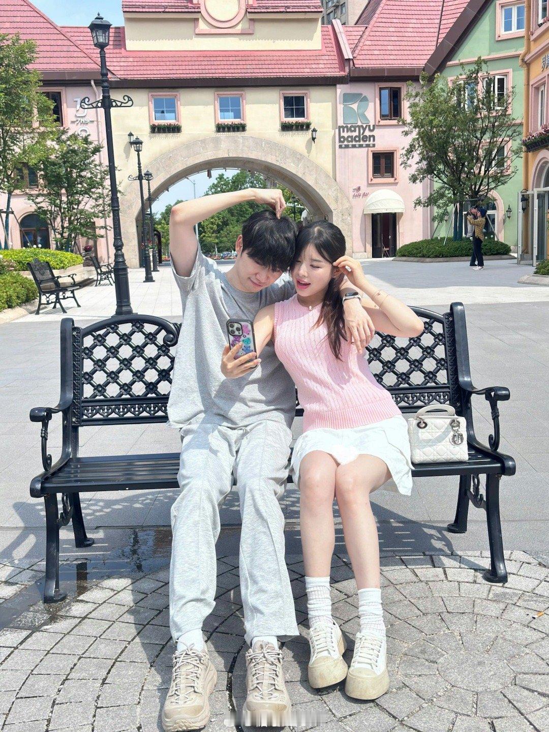 模范夫妻！又是羡慕大B哥的一天[doge]糖小幽晒与Doinb合照秀恩爱：恋爱充