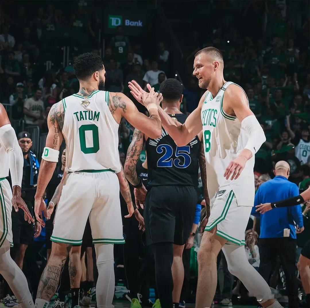 总决赛G1，凯尔特人在主场以107-89大胜独行侠，凯尔特人基本没有弱点，各个位