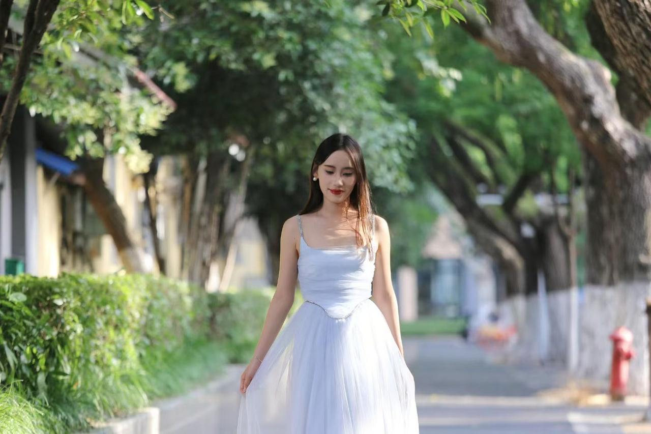 《她叫半夏，在清晨六点的颐和路上觅
到了浪漫....》
    时值仲夏，草木盛