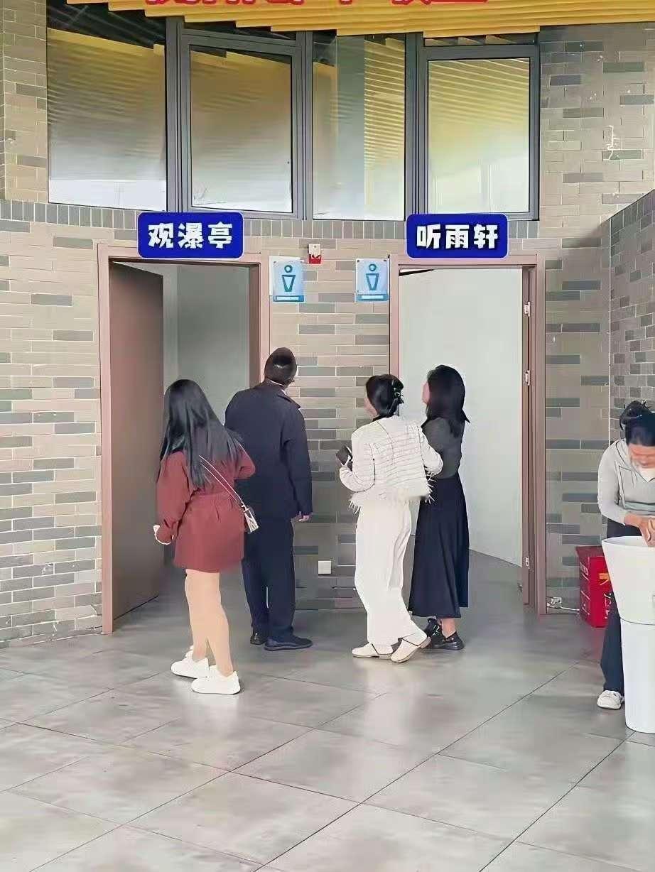 本是五谷轮回地，却被风雅“卷”成景区：
左边“观瀑亭”，水声潺潺，专供“飞流直下