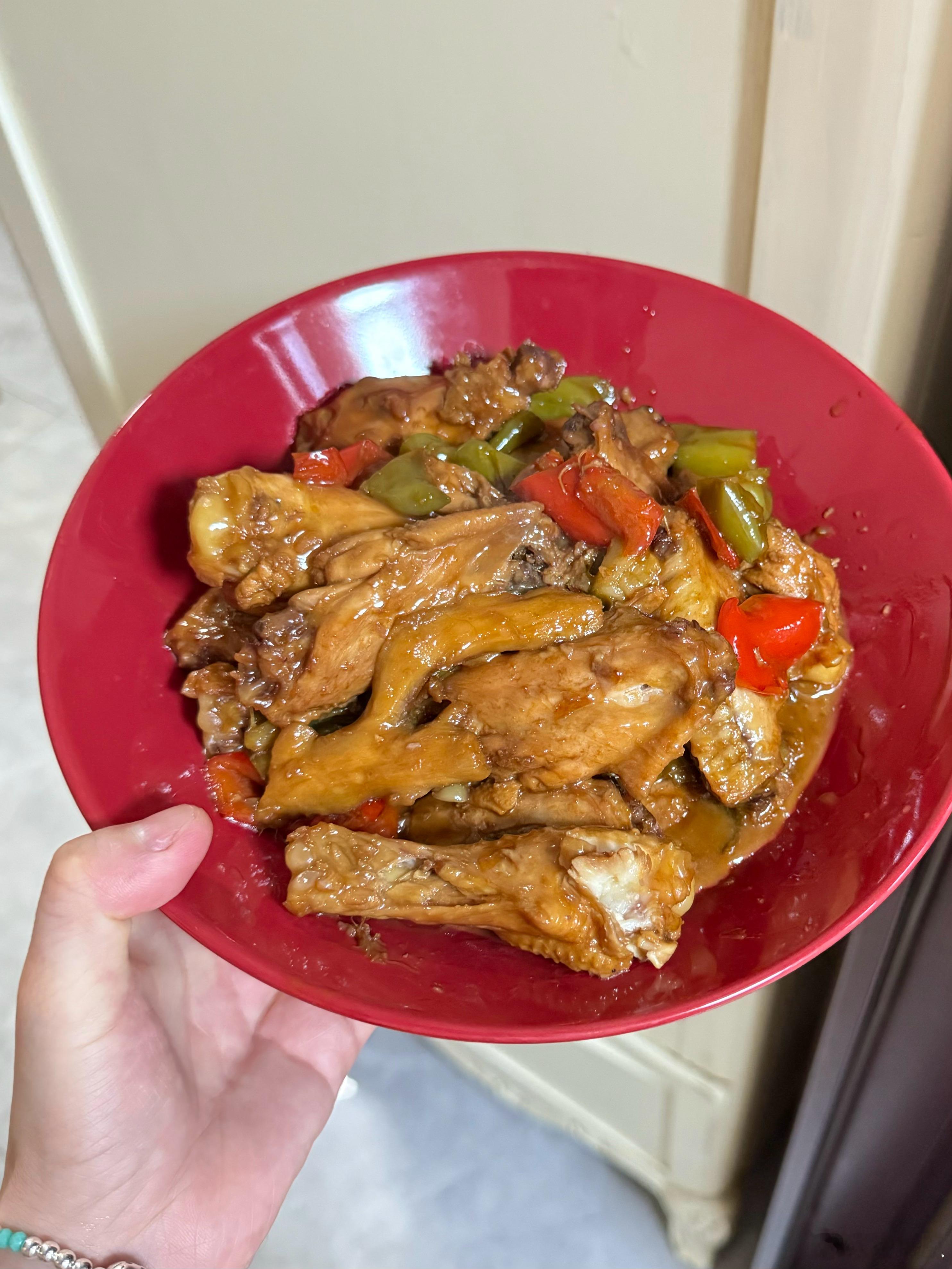 昨晚睡前太饿了起来烧了一盘鸡翅+翅根，给我香迷糊了微微辣的辣椒，手摸了还是有点辣
