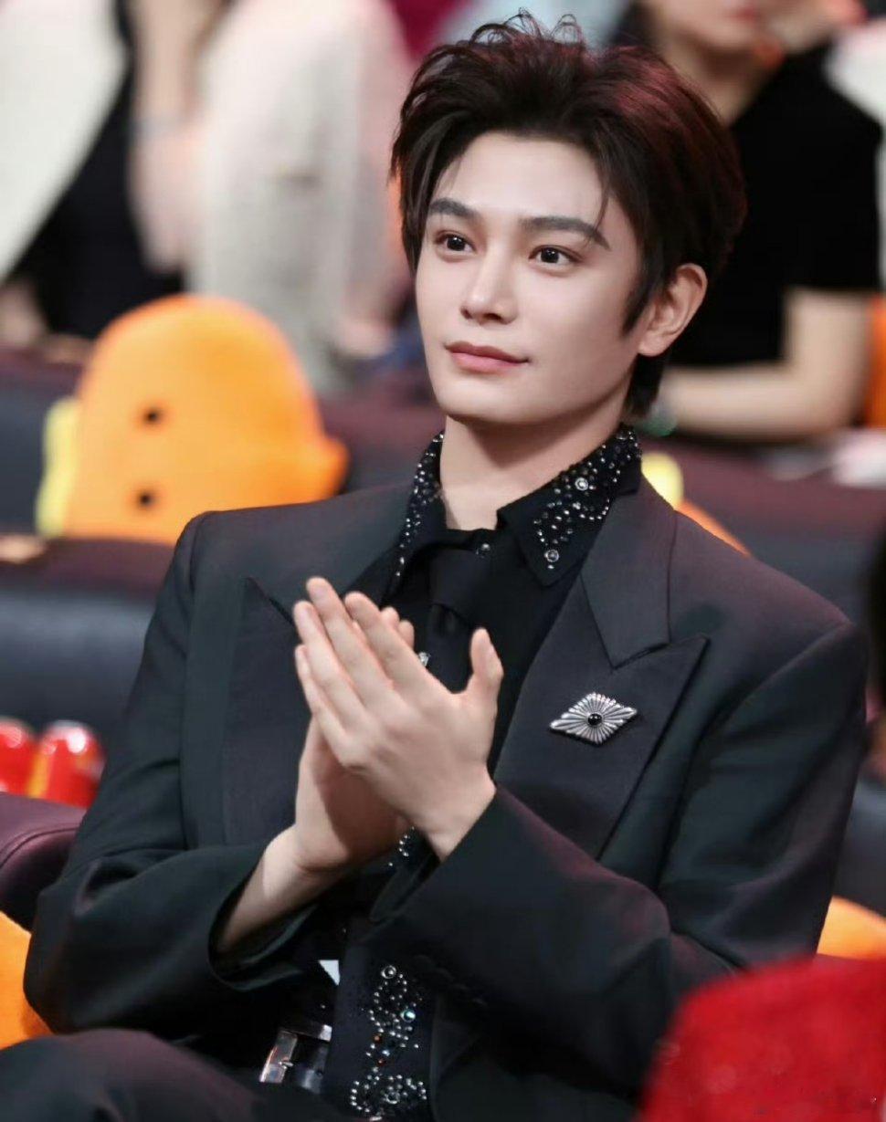 丁禹兮车银优同款饭撒 双厨狂喜！两位帅哥的温柔饭撒真的戳心💓丁禹兮躲镜头后乖乖