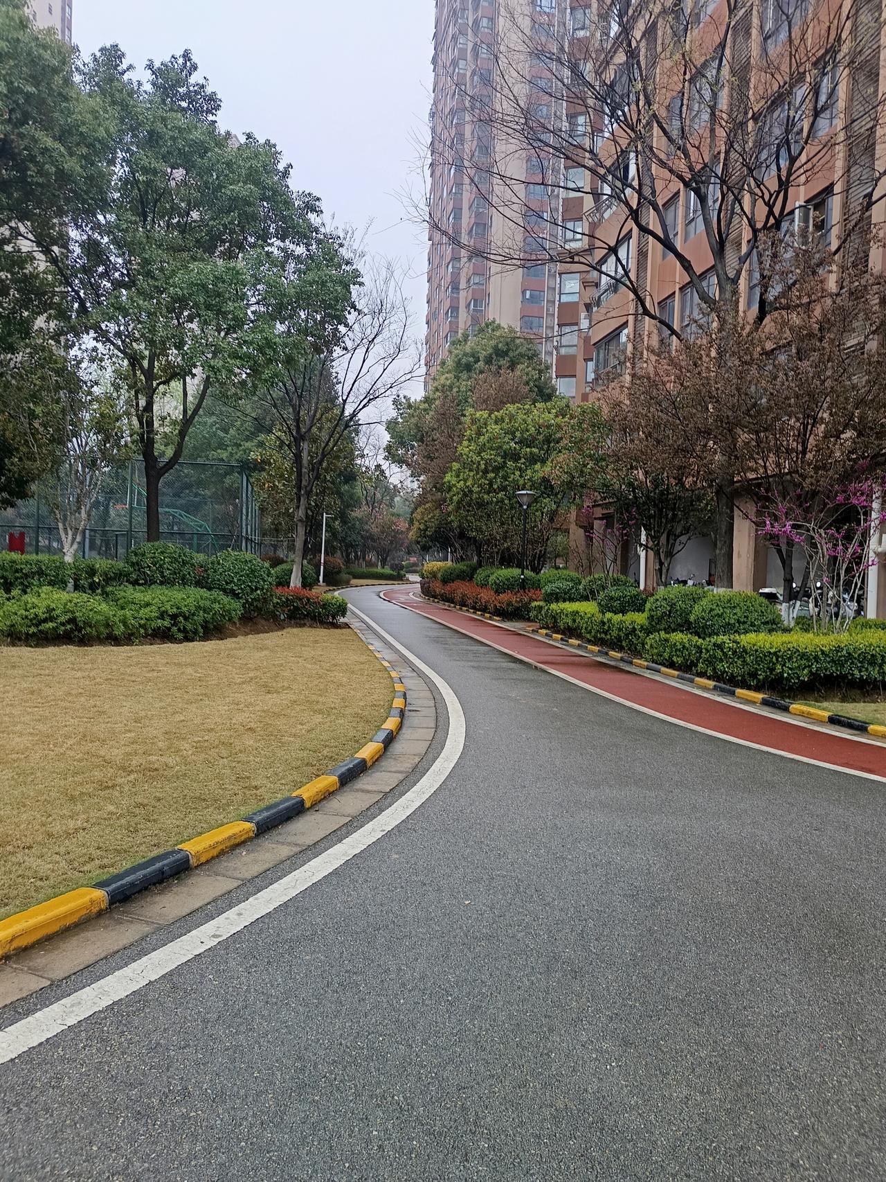 我是个不合群的人，退休之后除了帮女儿带娃，照顾家庭之外，很少跟外人亲密来往，每当