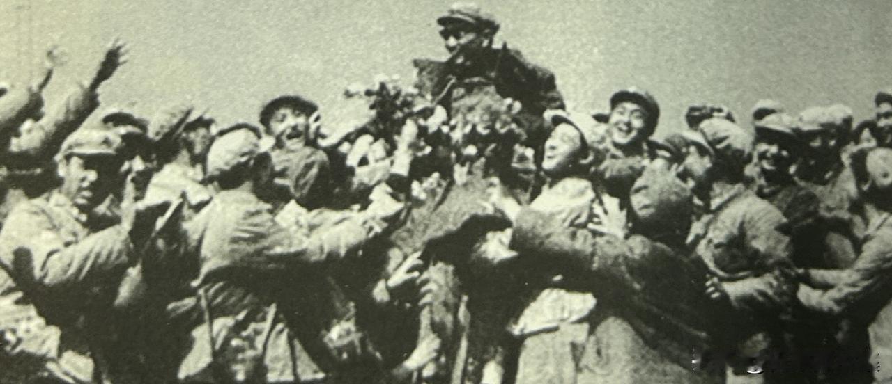 1964年10月16日，第一颗原子弹试爆成功，而在观察所的壕沟里，王淦昌、彭桓武