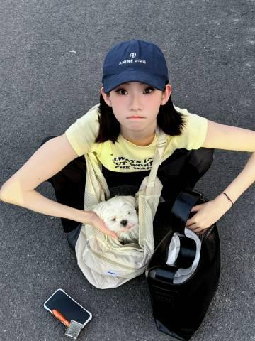 刚刚，张艺凡发文：某天下班，和der一起～

所以怎么是这个表情？der惹你生气