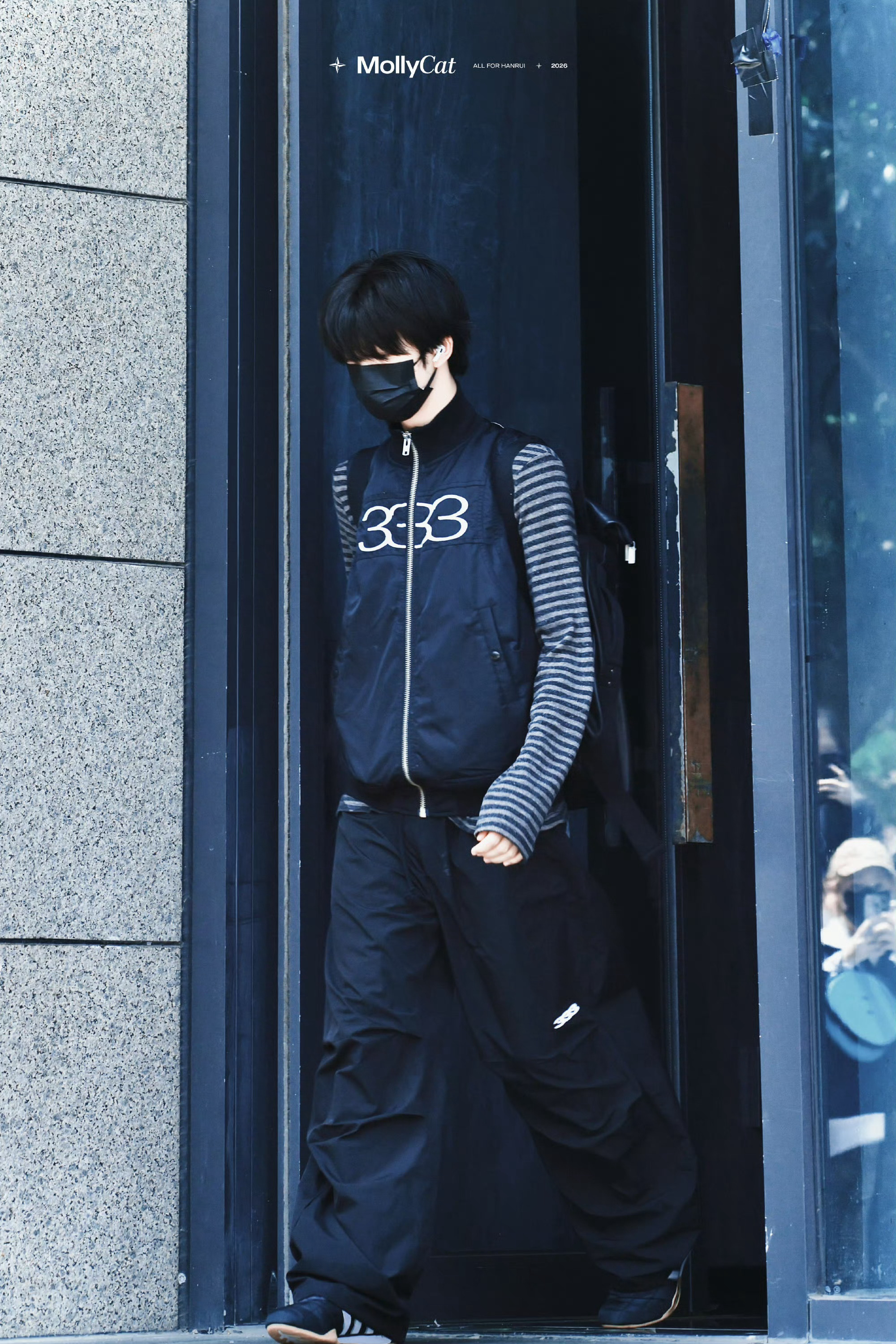 张函瑞今日份上班路透黑色马甲背包look+清晰下颚线线条！高颜值帅出新高度状态好