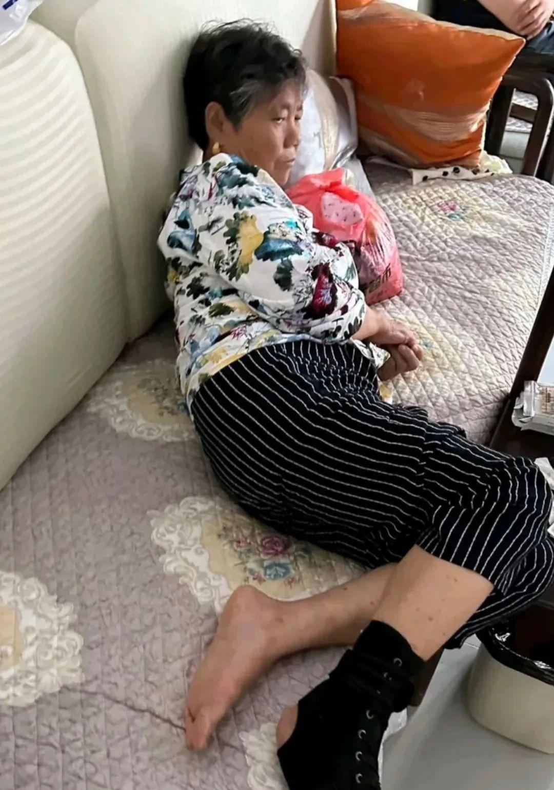 儿子趁妈妈住院，把家里几只老母鸡全宰杀，妈妈出院回家后才知道几只老母鸡被儿子全宰
