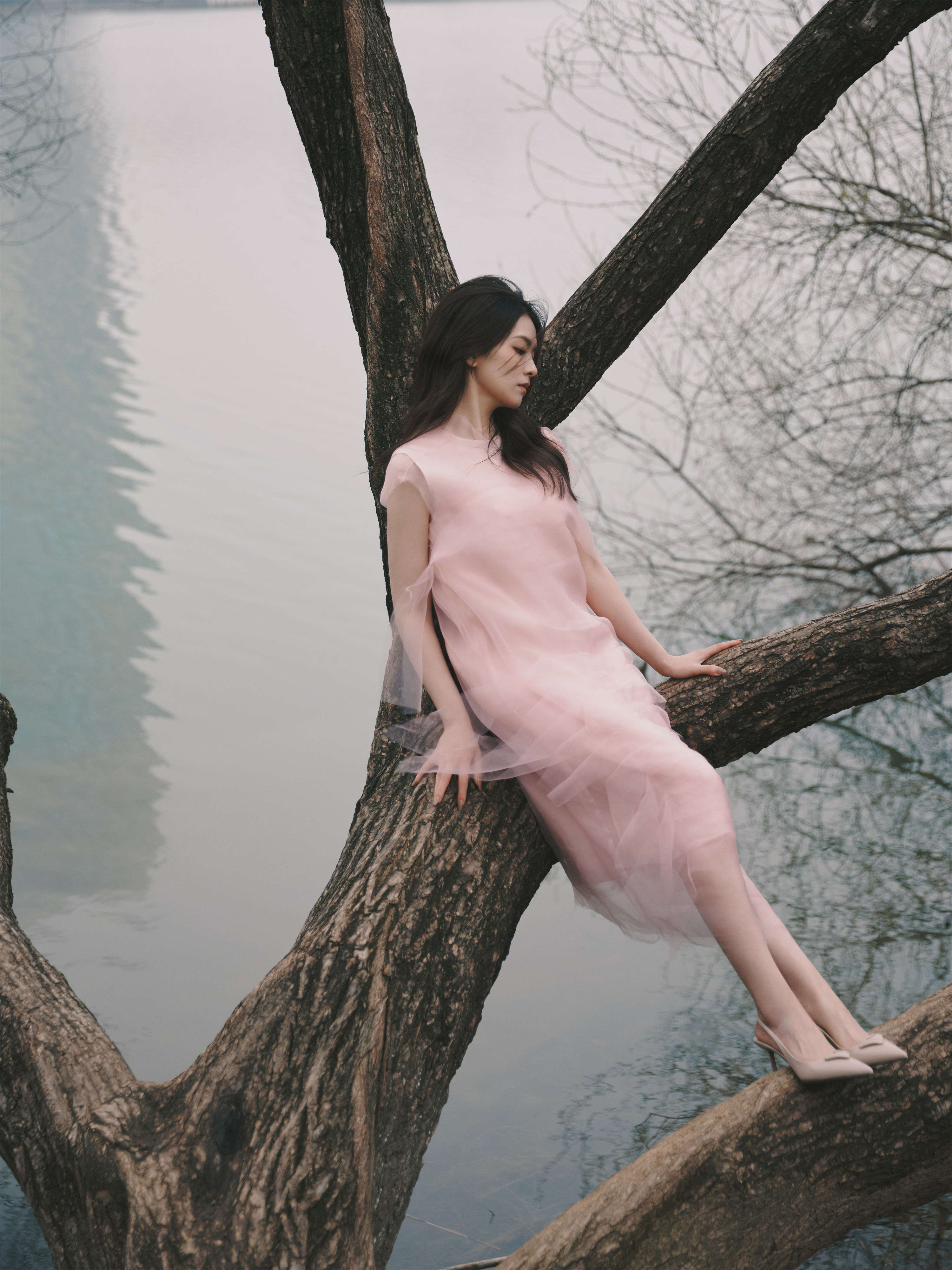 陈昊宇，身着一袭粉色连衣裙，淡雅怡人。陈昊宇